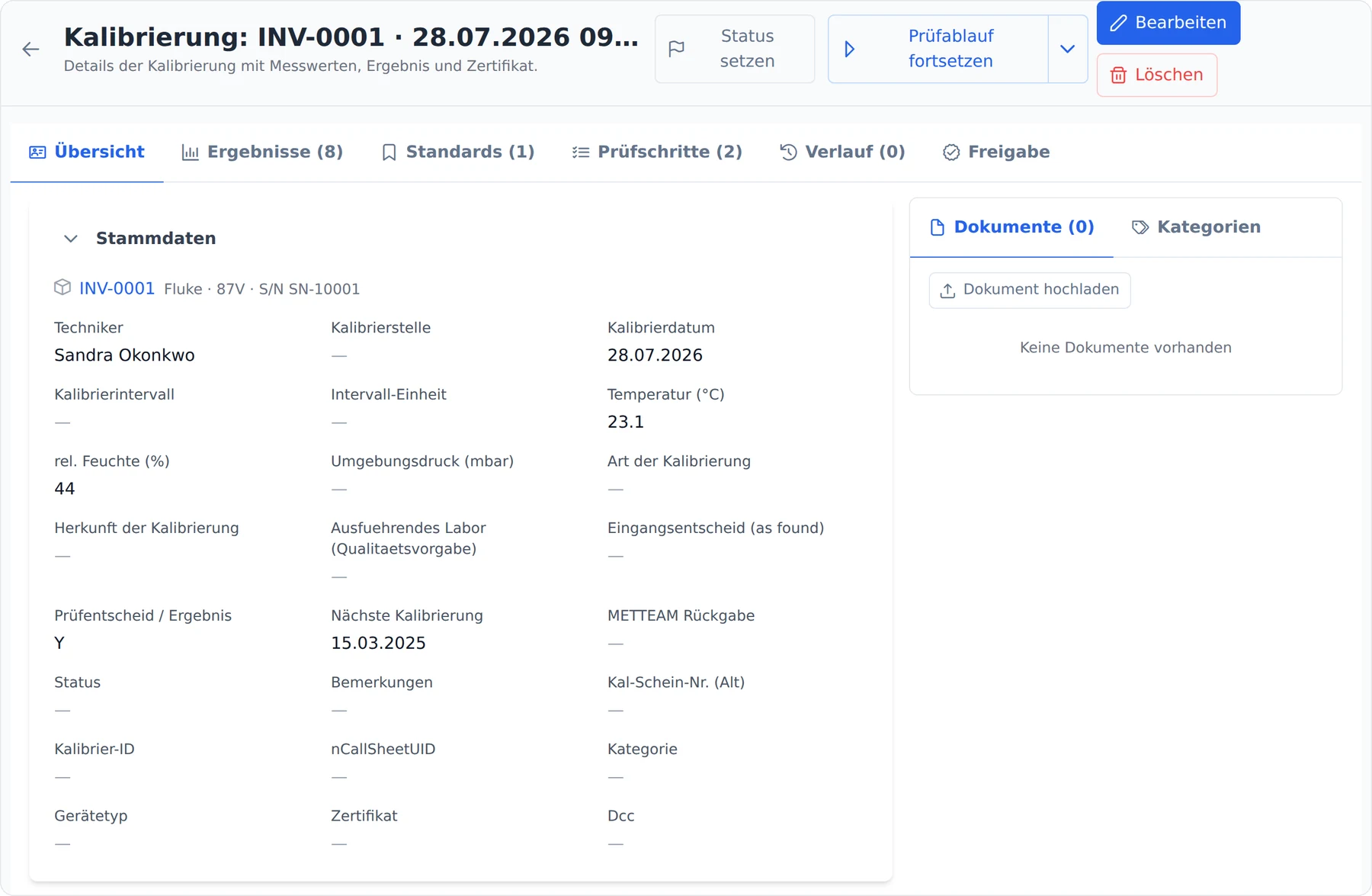 Kalibrierung im Detail in calServer: Stammdaten, Techniker und Umgebungsbedingungen, darunter die Reiter Ergebnisse, Standards, Prüfschritte, Verlauf und Freigabe.